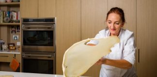 Njihuni me Arianën, shqiptarja që bën byrekun tradicional në mes të New Yorkut