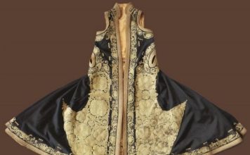 FOTO/ Sako pa mëngë, njihuni me veshjen më elegante të përgatitur nga mjeshtrat beratas