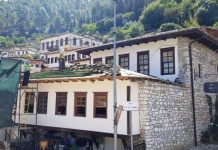 FOTOT/ Berat, nis restaurimi i çative në lagjen Goricë