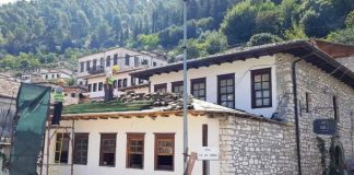 FOTOT/ Berat, nis restaurimi i çative në lagjen Goricë