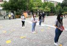 Nga distanca, dezinfektimi, tek matja e temperaturës/ Miratohet udhëzimi për hapjen e shkollave, ja masat e marra