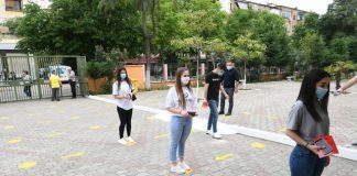 Nga distanca, dezinfektimi, tek matja e temperaturës/ Miratohet udhëzimi për hapjen e shkollave, ja masat e marra