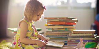 Studimi/ Fëmijët që lexojnë kanë mirëqenie psikologjike dhe inteligjencë emocionale më të lartë