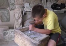 Tradita vazhdon! Gurëgdhendës brez pas brezi, nipi 11-vjeçar trashëgon zanatin e gjyshit