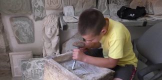 Tradita vazhdon! Gurëgdhendës brez pas brezi, nipi 11-vjeçar trashëgon zanatin e gjyshit