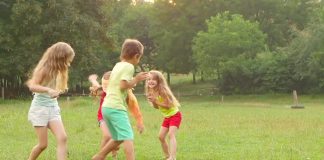 Shkencëtarët: Ja pse duhet të ecim zbathur, përfitimet e jashtëzakonshme të kontaktit me tokën