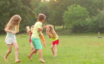 Shkencëtarët: Ja pse duhet të ecim zbathur, përfitimet e jashtëzakonshme të kontaktit me tokën