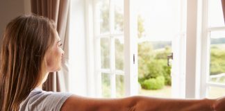Përse nuk duhet t’i mbyllni perdet dhe grilat gjatë ditës
