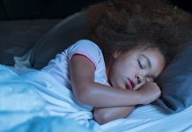 Ekspertët: Ja kur është koha e duhur për fëmijët që të flenë gjumë