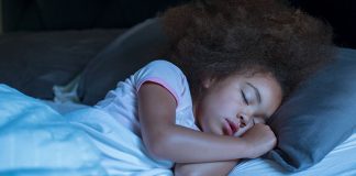Ekspertët: Ja kur është koha e duhur për fëmijët që të flenë gjumë