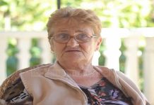 Flora që pret turistët, 73 vjecarja menaxhon prej vitesh bujtinën në qytetin e Gjirokastrës