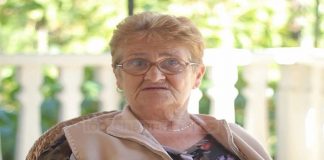 Flora që pret turistët, 73 vjecarja menaxhon prej vitesh bujtinën në qytetin e Gjirokastrës