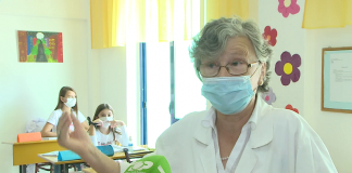 Vera, mësuesja 75-vjeçare që nuk pranon pensionin, çdo ditë shkon në klasë me fëmijët