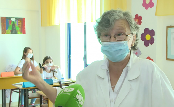 Vera, mësuesja 75-vjeçare që nuk pranon pensionin, çdo ditë shkon në klasë me fëmijët