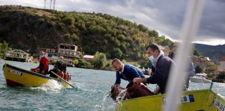 FOTO/ Sasi rekord këtë vit, mbi 1.7 milionë rasate korani hidhen në liqenin e Ohrit