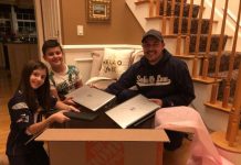 Dy shqiptarë dhurojnë 58 laptop për studentët e universitetit të Durrësit