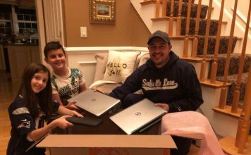 Dy shqiptarë dhurojnë 58 laptop për studentët e universitetit të Durrësit