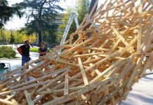 FOTOT/ Instalacioni i ‘dëshirave’ i skulptorit gjerman në sheshin “Skënderbej”