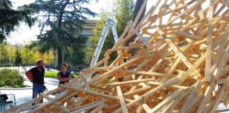 FOTOT/ Instalacioni i ‘dëshirave’ i skulptorit gjerman në sheshin “Skënderbej”