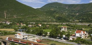 Në janar nisin punimet për hekurudhën Tiranë-Durrës, koha e udhëtimit 19 minuta