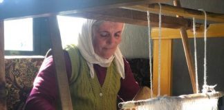 FOTO/ Nënë Hatixhja, artizania nga Shishtaveci që ruan traditën e punës me vegjë