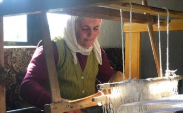 FOTO/ Nënë Hatixhja, artizania nga Shishtaveci që ruan traditën e punës me vegjë