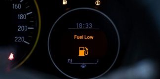 Çfarë duhet dhe nuk duhet të bëni nëse iu ndizet llamba e karburantit?