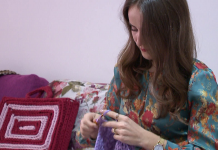 VIDEO/ Eli nga Mamurrasi, artistja me grep që krijon duke endur në mënyrën e gjyshes