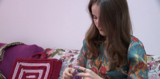 VIDEO/ Eli nga Mamurrasi, artistja me grep që krijon duke endur në mënyrën e gjyshes