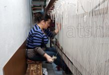 FOTOT/ Njihuni me Dallandyshen, mjeshtren që mban gjallë traditën e punës në tezgjah