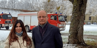 Pas respiratorëve, aktorja shqiptare dhuron 40 shtretër spitalor, 6 furgona, 2 zjarrfikëse