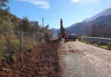 FOTOT/ Nis zgjerimi dhe asfaltimi i rrugës Përmet – Çarshovë, ja detajet e investimit