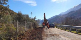 FOTOT/ Nis zgjerimi dhe asfaltimi i rrugës Përmet – Çarshovë, ja detajet e investimit