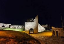 FOTOT/ Si kurrë më parë, sistemi i ri i ndriçimit i jep kalasë së Beratit shkëlqimin e merituar