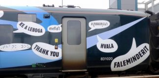 FOTO/ Hekurudha britanike “falenderon” edhe në shqip mjekët në vijë të parë