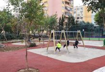 FOTOT/ Fëmijët e kryeqytetit me një kënd të ri lojërash