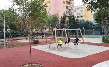 FOTOT/ Fëmijët e kryeqytetit me një kënd të ri lojërash