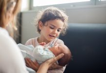 Motra e madhe çelësi i suksesit për fëmijët më të vegjël të familjes, ja çfarë zbuloi studimi