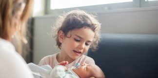 Motra e madhe çelësi i suksesit për fëmijët më të vegjël të familjes, ja çfarë zbuloi studimi