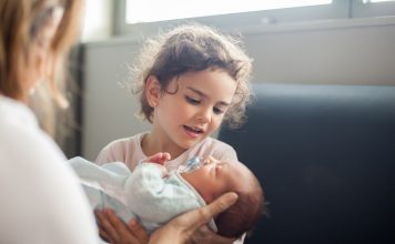 Motra e madhe çelësi i suksesit për fëmijët më të vegjël të familjes, ja çfarë zbuloi studimi