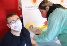 Vijon procesi, sa mjekë dhe infermierë janë vaksinuar në Shqipëri