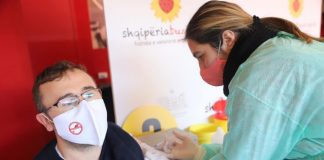 Vijon procesi, sa mjekë dhe infermierë janë vaksinuar në Shqipëri