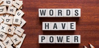 Si të përgjigjeni në një intervistë pune kur u kërkojnë të përshkruani veten me tre fjalë