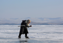 FOTOT/ Gjyshja 80 vjeçare që bën patinazh çdo ditë