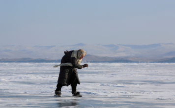 FOTOT/ Gjyshja 80 vjeçare që bën patinazh çdo ditë
