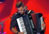 Shqiptari që po mahnit Greqinë me zërin e tij, pretendent për të fituar “The Voice”