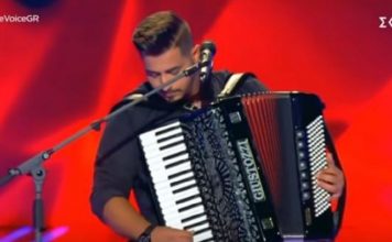 Shqiptari që po mahnit Greqinë me zërin e tij, pretendent për të fituar “The Voice”