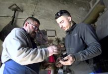 Familja e kovaçëve/ Babë e bir në Elbasan nuk shkëputen nga tradita e vjetër