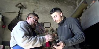 Familja e kovaçëve/ Babë e bir në Elbasan nuk shkëputen nga tradita e vjetër