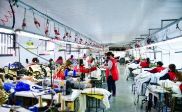 Rikthim te tezgjahu/ Ardjani, pas 17 vitesh emigrimi hapi biznesin dhe eksporton në Itali